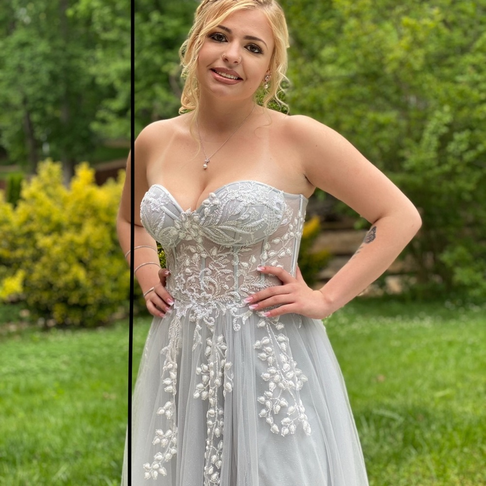 Elegant Strapless Lace Appliqué Evening Dress in Light Gray